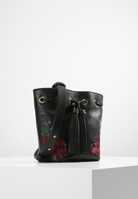 Svart läderhinkväska med blommig broderi i rött och grönt, med dragskoöppning och två svarta fransar. Justerbar axelrem.