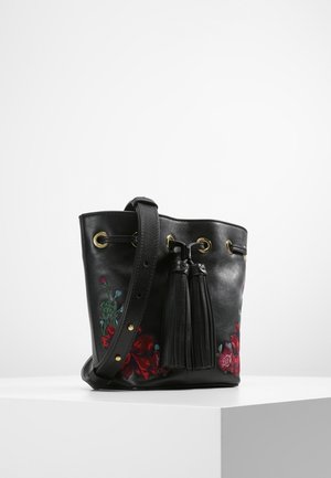 Borsa a secchiello in pelle nera con ricami floreali in rosso e verde, dotata di chiusura a coulisse e due nappine nere. Tracolla regolabile.