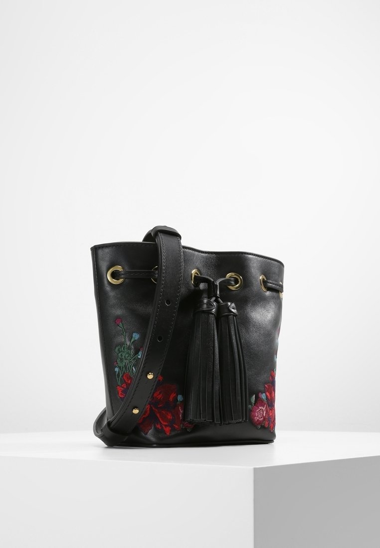 Svart läderhinkväska med blommig broderi i rött och grönt, med dragskoöppning och två svarta fransar. Justerbar axelrem.