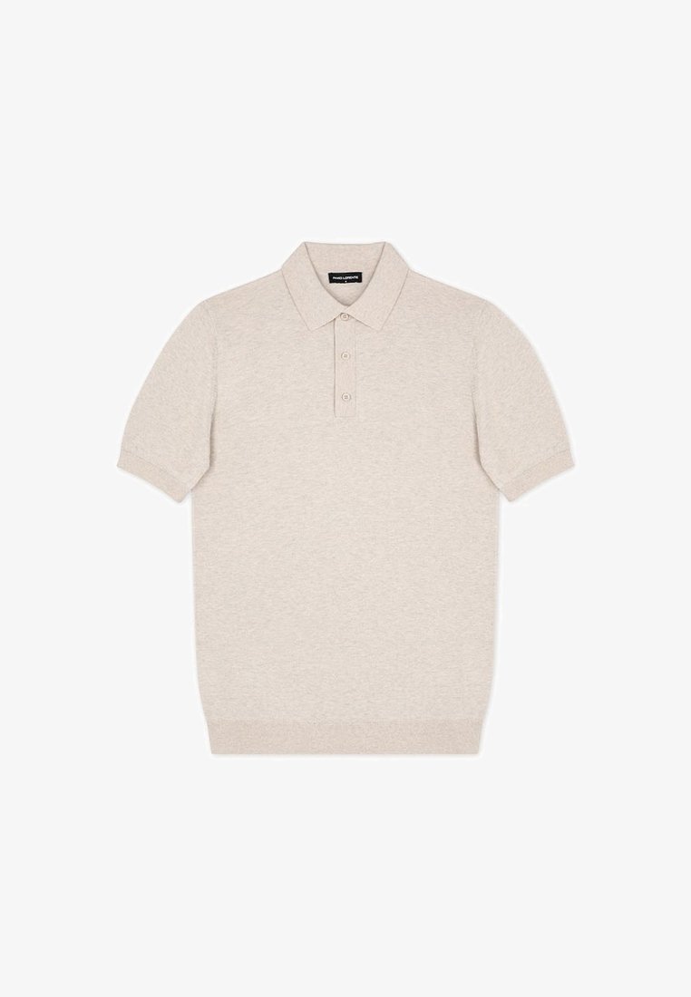 Jasno beżowa koszulka polo z krótkim rękawem, wykonana z miękkiego, teksturowanego materiału. Posiada kołnierzyk i listwę z trzema guzikami. Gładki brzeg.