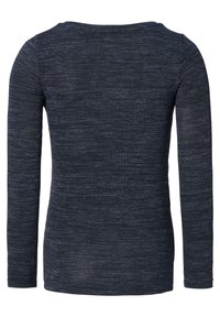 Tumman sininen pitkähihainen neulepusero, jossa on hienovarainen vaakasuora marmorointi, näkyy takaa.