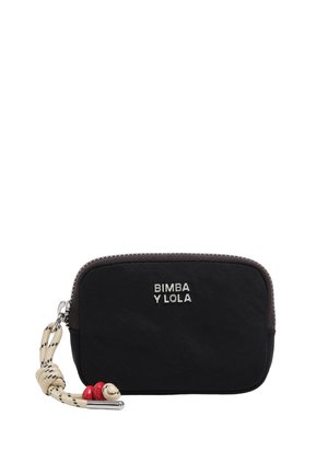 Bolsa rectangular negra con cremallera, con el logo "BIMBA Y LOLA", tirador de cordón beige con cuentas rojas y cremallera plateada sobre fondo blanco.