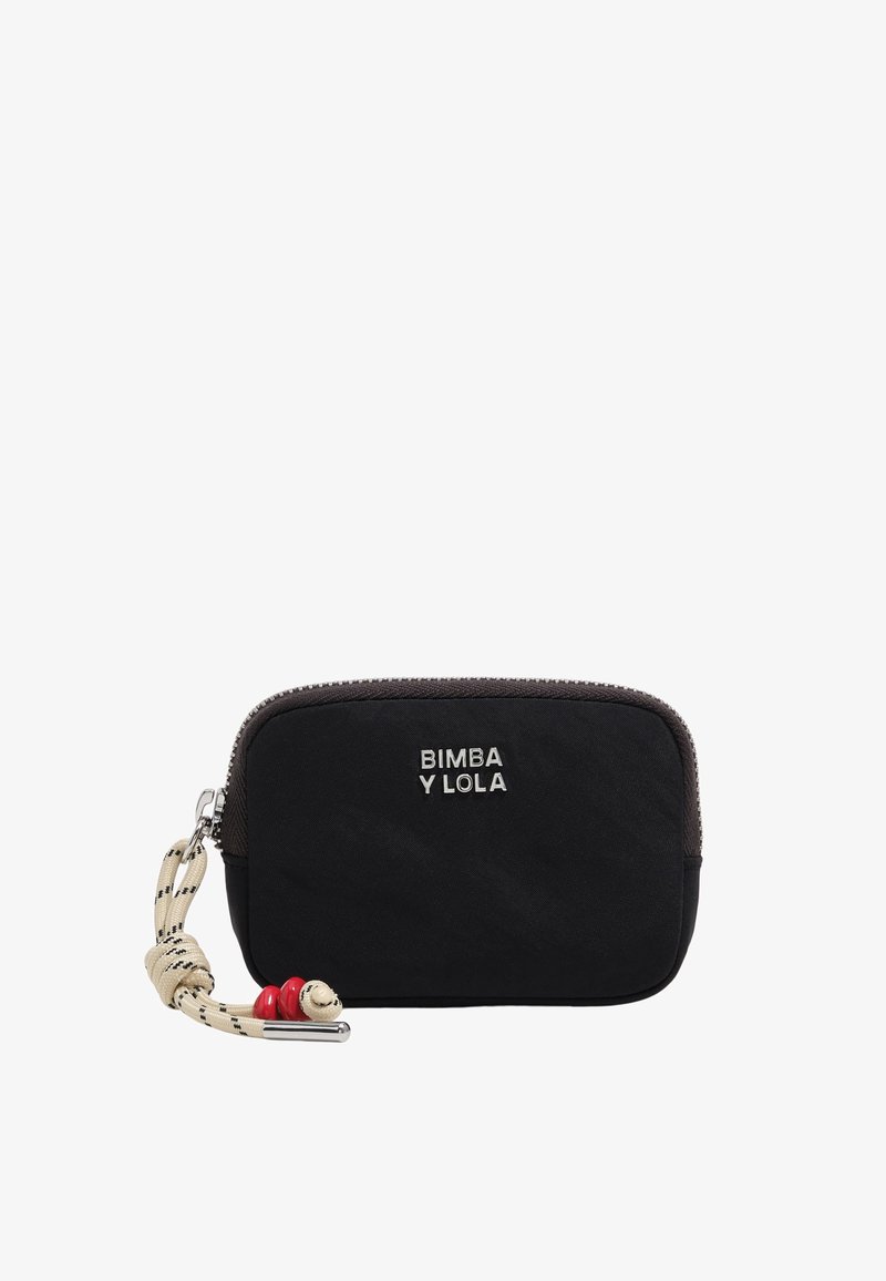 Bolsa rectangular negra con cremallera, con el logo "BIMBA Y LOLA", tirador de cordón beige con cuentas rojas y cremallera plateada sobre fondo blanco.