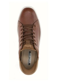 Braune Leder-Sneaker mit glatter Textur, runder Spitze und weißer Gummisohle. Mit braunen Schnürsenkeln und Mesh-Akzenten am Kragen.