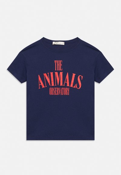 Морско синя тениска с къс ръкав и червен надпис ""THE ANIMALS OBSERVATORY"" отпред.