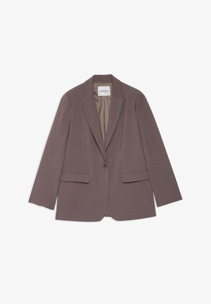 Blazer malva de un solo botón con solapas con muesca y dos bolsillos con solapa en la parte delantera, mostrando el forro interior marrón claro.