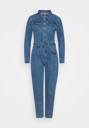 Blauwe denim lange mouw jumpsuit met kraag, knoopsluiting aan de voorkant, borstzakken, zijzakken en een riem die in de taille wordt gestrikt.