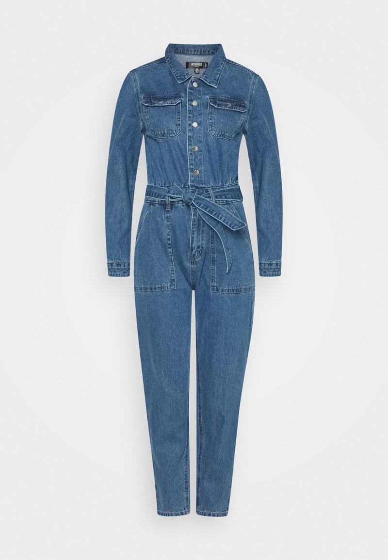 Combinaison longue en jean bleu avec col, fermeture à boutons sur le devant, poches poitrine, poches latérales et ceinture nouée à la taille.