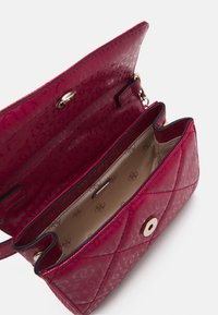 Kræmmer rød syntetisk håndtaske med quiltet mønster, magnetlukning og foret indre. Har flere rum og guldfarvet hardware.