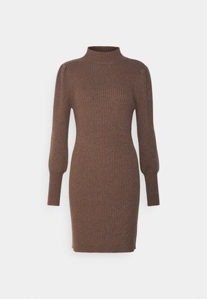 Abito a maglia marrone a coste con collo alto e maniche lunghe a sbuffo, caratterizzato da una silhouette aderente e lunghezza fino alle cosce.