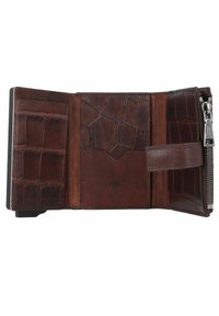 Portafoglio in pelle marrone con motivo testurizzato in coccodrillo, più slot per carte, un compartimento con zip e un design elegante. Presenta un logo impresso.