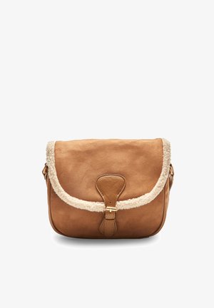 Tanssuede schoudertas met een fluffy crèmekleurige rand en een gesp-sluiting. Bevat een ronde flap en een verstelbare schouderriem. Soepele textuur.