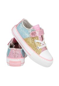 Zapatillas brillantes con paneles en azul, rosa y dorado, punteras de goma blanca y acentos en rosa; presenta una correa de Velcro y cordones.