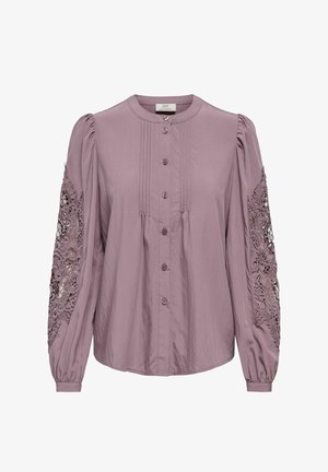 Lila blouse met een ronde hals, knoopsluiting aan de voorkant en lange, pofmouwen met fijne kanten details op de armen. Lichtgewicht stof.