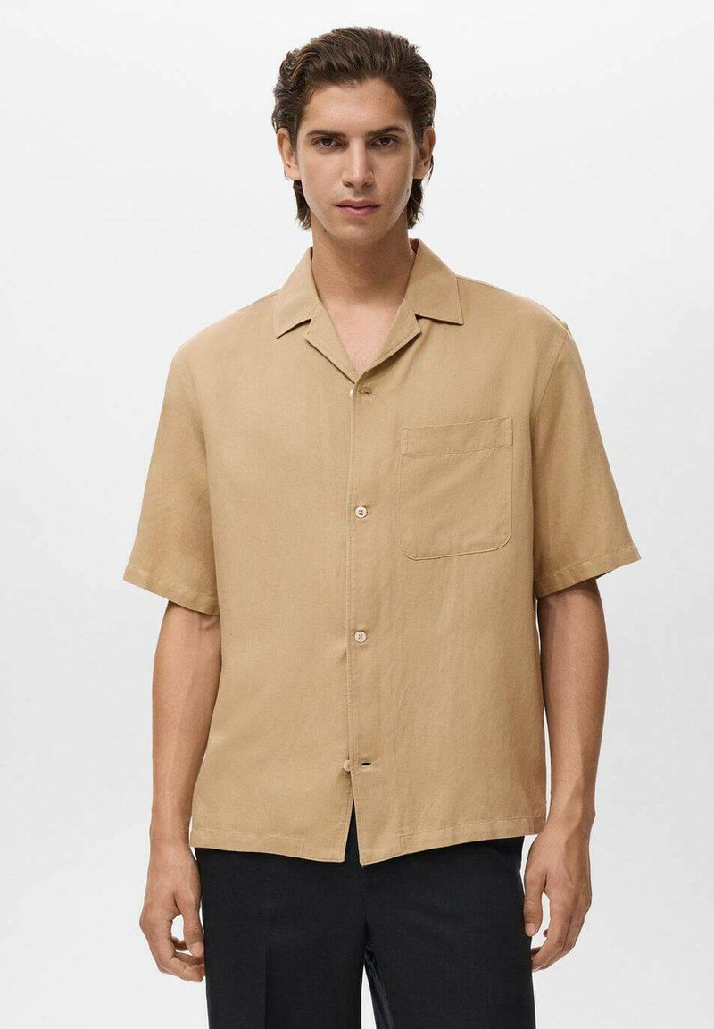 Camicetta a maniche corte color khaki, con bottoni, realizzata in tessuto leggero, dotata di una tasca applicata e con una vestibilità rilassata, caratterizzata da un design con colletto da campeggio.