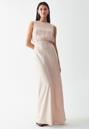 Long, light pink dress made of smooth fabric. Features a pleated bodice and a fitted waistline, flowing down to a wide skirt.