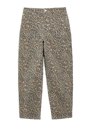 Pantalon droit imprimé léopard marron et noir, avec poches avant, passants de ceinture et fermeture à bouton et zip à l'avant.