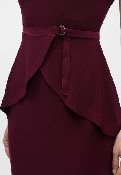 Bordowa sukienka z baskinką, związywanym paskiem i gładką fakturą materiału. Pasek posiada elegancką metalową klamrę.