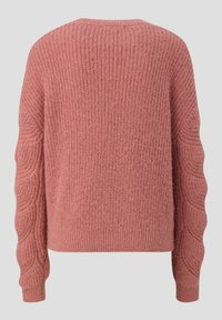 Rosa Strickpullover mit strukturiertem, geripptem Körper und gewelltem Muster an den Ärmeln. Rundhalsausschnitt, leicht verkürzte Passform und gesäumte Ärmel.