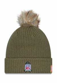 Olivgr�üne Strickmütze mit einem Pelz-Pompon obendrauf, ausgestattet mit einem gestickten NFL-Logo auf der Vorderseite und einem Akzent der amerikanischen Flagge an der Seite.