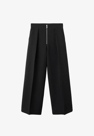 Schwarze weit geschnittene Hose mit vorderen Falten und einem sichtbaren silbernen Reißverschlussverschluss an der Taille, flacher Front und seitlichen Taschen.