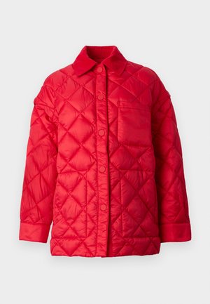 Veste matelassée rouge avec un col, fermeture à boutons-pression et une poche à l'avant. Texture lisse et brillante.