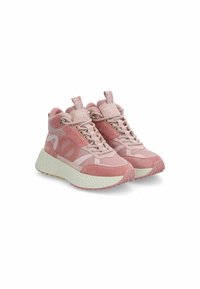 Roze high-top sneakers met een mix van gladde en suède texturen, gaaspanelen, een dikke witte zool en een trekkoordaccent op de tong.
