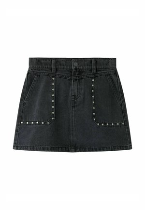 Mini-jupe en denim noir avec poches avant, clous argentés le long des bords des poches, passants de ceinture et fermeture par bouton à la taille.
