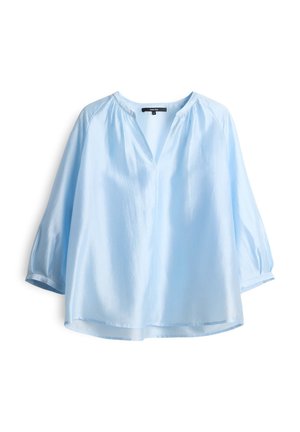 Lichtblauwe, losse bloes met een V-hals, driekwart mouwen en een zachte, gladde textuur. Heeft plooidetails bij de schouders.