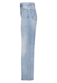 Jeans de mezclilla azul claro, diseño de pierna recta, cintura de altura media, estilo de cinco bolsillos, con un sutil efecto de desgaste y detalles de costura.