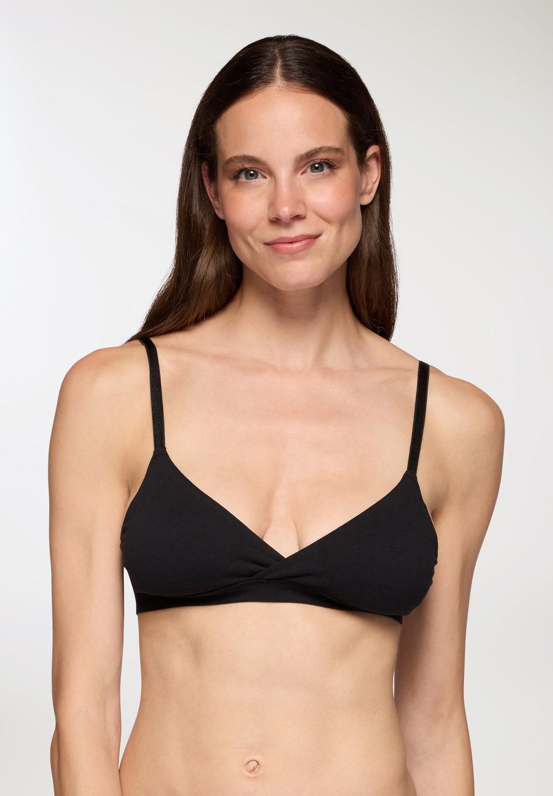 Bralette a triangolo nero con spalline sottili e regolabili, realizzato in cotone morbido, con un design incrociato sul davanti e una superficie liscia.