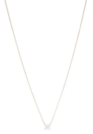 Collier délicat en chaîne d'or avec un pendentif unique en pierre précieuse claire taillée en carré, centré.