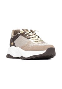 Zapatillas beige y marrón que combinan materiales de malla y gamuza, con una entresuela blanca, suela texturizada, diseño de cordones y acentos metálicos.