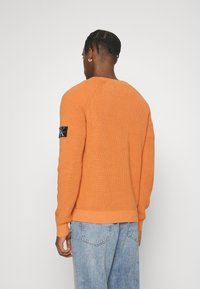 Calvin Klein Jeans BADGE EASY SWEATER - Trui - burnt clay