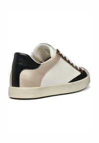 Zapatillas bajas en cuero blanco, beige y negro con un acento texturizado negro y un detalle de estampado animal en el lateral. Suela de goma.
