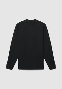 Schwarzer Strickpullover mit rundem Halsausschnitt, langen Ärmeln und gerippten Bündchen sowie Saum. Weiche Textur und simples Design, von hinten betrachtet.