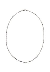 Collar de cadena de plata, con un diseño de eslabones retorcidos, textura suave y un cierre seguro. Longitud total diseñada para un uso cómodo.