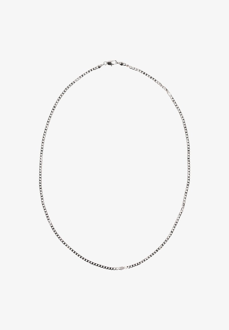 Collier en chaîne en argent, présentant un design de maillons torsadés, une texture lisse et un fermoir sécurisé. Longueur totale conçue pour un port confortable.
