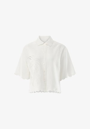 Weiße Bluse mit kurzen Ärmeln und Knöpfen, mit wellenförmigen Kanten und einem dezenten, auf der linken Seite eingestickten Palmenmotiv.
