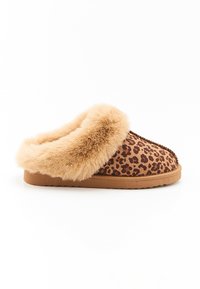 Chausson en imprimé léopard avec doublure et bordure en fausse fourrure beige, semelle plate, texture douce et détail cousu le long des bords.
