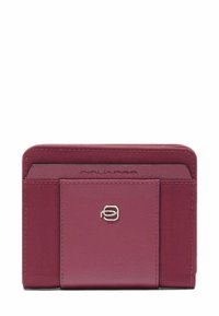 Cartera compacta de cuero burdeos con bolsillo frontal con solapa y logo de marca metálico, con bordes cosidos y una ranura delgada para tarjetas en la parte superior.