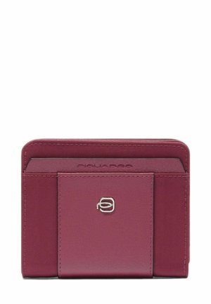 Cartera compacta de cuero burdeos con bolsillo frontal con solapa y logo de marca metálico, con bordes cosidos y una ranura delgada para tarjetas en la parte superior.