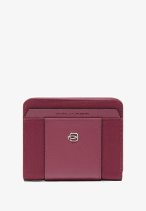 Compact bordeauxleren portemonnee met voorvaksleuf en metalen merklogo, voorzien van gestikte randen en een slanke kaartsleuf aan de bovenkant.