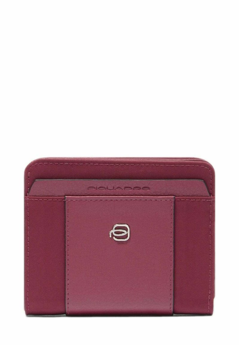 Cartera compacta de cuero burdeos con bolsillo frontal con solapa y logo de marca metálico, con bordes cosidos y una ranura delgada para tarjetas en la parte superior.