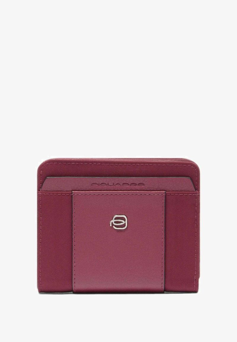 Cartera compacta de cuero burdeos con bolsillo frontal con solapa y logo de marca metálico, con bordes cosidos y una ranura delgada para tarjetas en la parte superior.