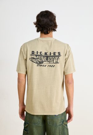 Dickies SERVICE STATION TEE - Print T-shirt - desert sand