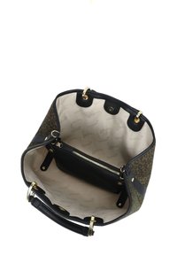 Borsa a secchiello nera in pelle con lato a stampa animale, hardware dorato e interno crema con tasca con cerniera. Design aperto.