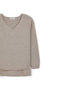 Beiger Strickpullover mit V-Ausschnitt, langen Ärmeln und einem etwas längeren Rückenteil. Strukturiertes Material und gerippte Akzente an den Bündchen und dem Saum.