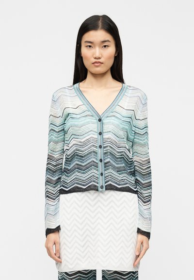 Meer gekleurde gebreide cardigan met een chevron-patroon in verschillende tinten blauw, zwart en wit, met een V-hals en knoopsluiting.