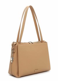 Borsa sintetica marrone chiaro con due manici, forma rettangolare, chiusura con zip e dettaglio charm argentato. Texture liscia con design minimalista.